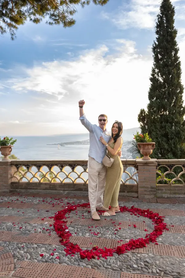 petal-heart-proposal-taormina-view-009