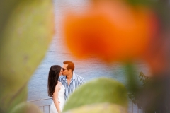 Fotografia spontanea della coppia durante la proposta a Taormina