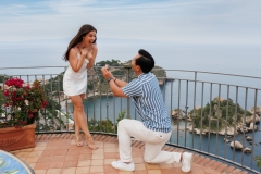 Reazione di Stephanie durante la proposta di matrimonio vista mare a Taormina