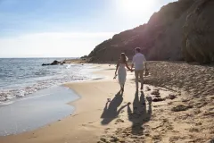 01-walking-hand-in-hand-beach-sicily