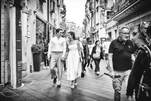 001-engagement-photoshoot-taormina-max-miranda-walking-through-corso-umberto