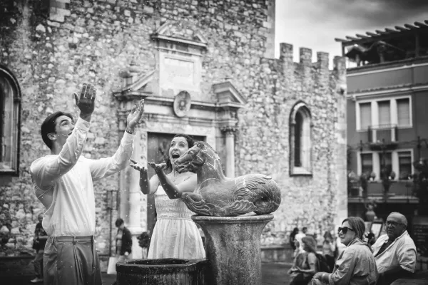 002-max-e-miranda-tra-i-vicoli-di-taormina
