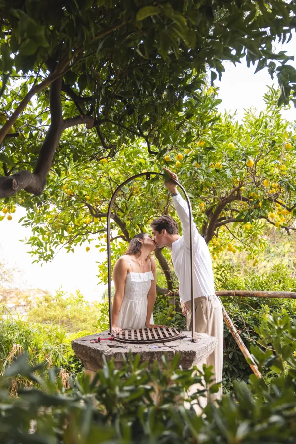 007-kiss-under-lemon-trees-in-palazzo-duchi-di-santo-stefano-garden