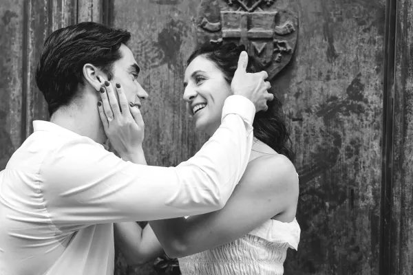 010-black-and-white-photo-of-couple-smiling-in-taormina-street