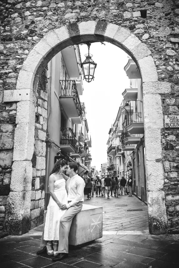 017-kiss-under-the-ancient-arch-of-taormina-old-town