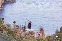 "Servizio fotografico di coppia con vista su Isola Bella durante una proposta di matrimonio esclusiva in Sicilia"