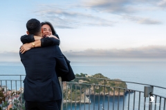 "Abbraccio commosso subito dopo il sì nella proposta matrimonio Isola Bella"