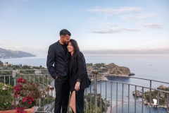 "Servizio fotografico di coppia con vista su Isola Bella durante una proposta di matrimonio esclusiva in Sicilia"