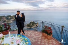 "Inizio di una proposta matrimonio Isola Bella: la coppia scende sulla terrazza con vista mozzafiato"
