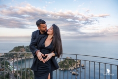  "Vista panoramica su Isola Bella e Taormina al tramonto, location perfetta per una proposta romantica"