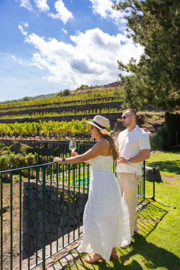 05-etna-vineyard-couple-moment-