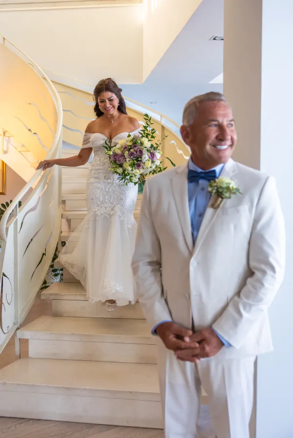 11-groom-waiting-first-look-maison-blanche
