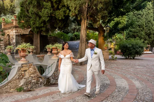 30-luxury-elopement-taormina-couple-walking