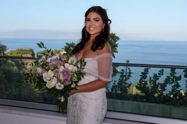 bride-with-bouquet-villa-garden