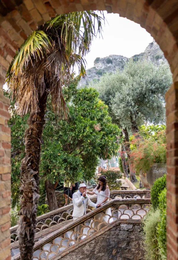 couple-holding-hands-taormina