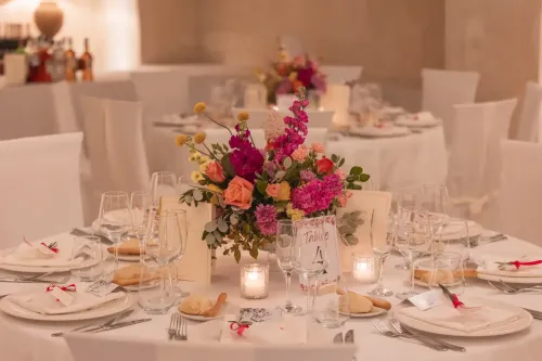 27-sicily-wedding-floral-centerpiece-table-fuchsia.webp