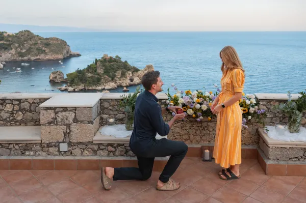 06-stefano-kneeling-surprise-engagement-taormina 06-stefano-kneeling-surprise-engagement-taormina