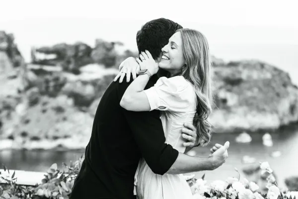 11-abbraccio-emozionato-proposta-sicilia 11-abbraccio-emozionato-proposta-sicilia