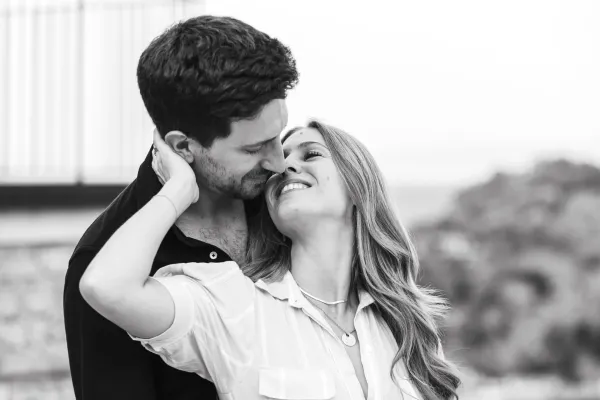 22-luxury-proposal-taormina-couple-kiss 22-luxury-proposal-taormina-couple-kiss