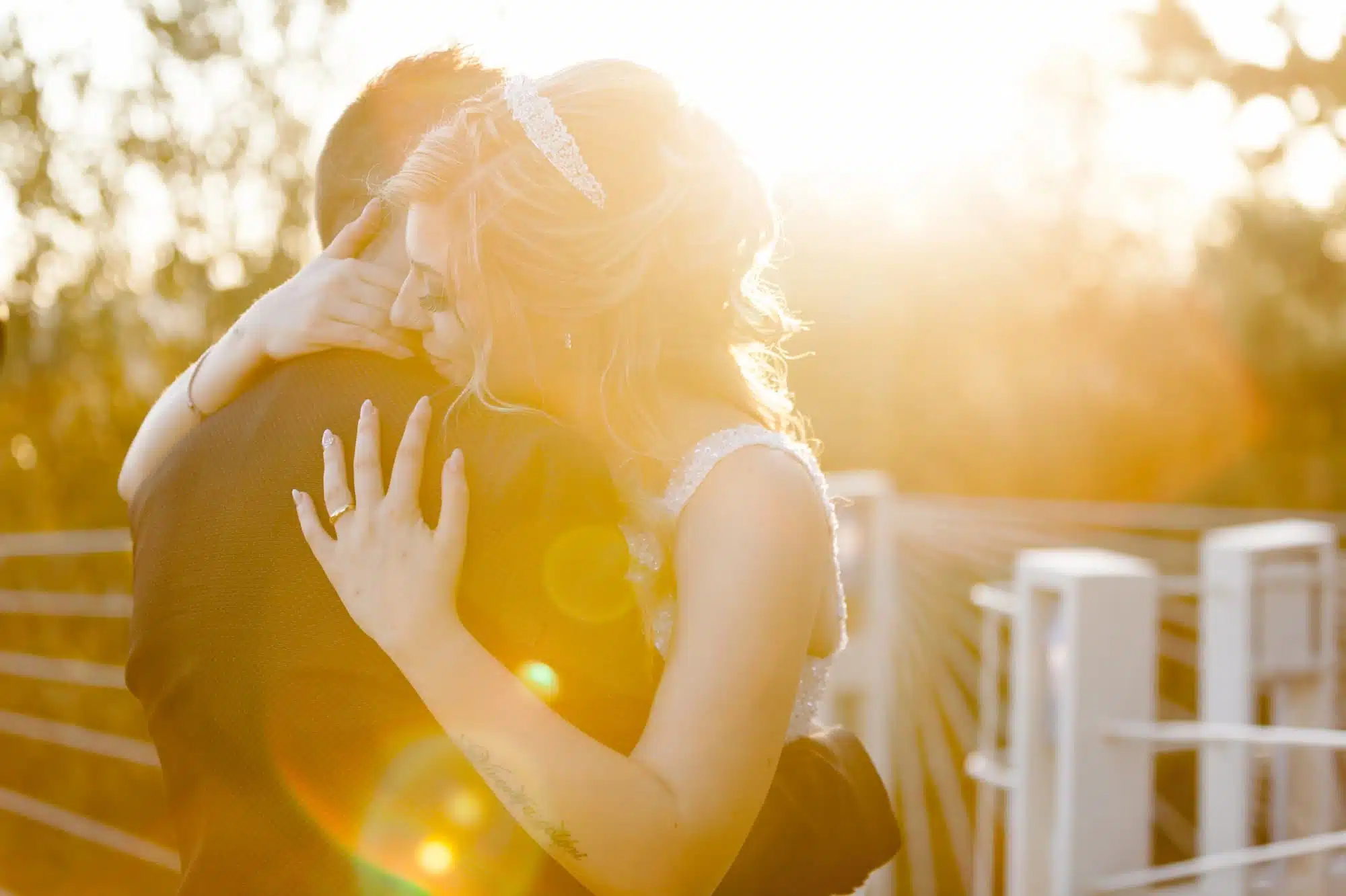 06-sunset-romantic-wedding-photo-hug-2 06-sunset-romantic-wedding-photo-hug-2
