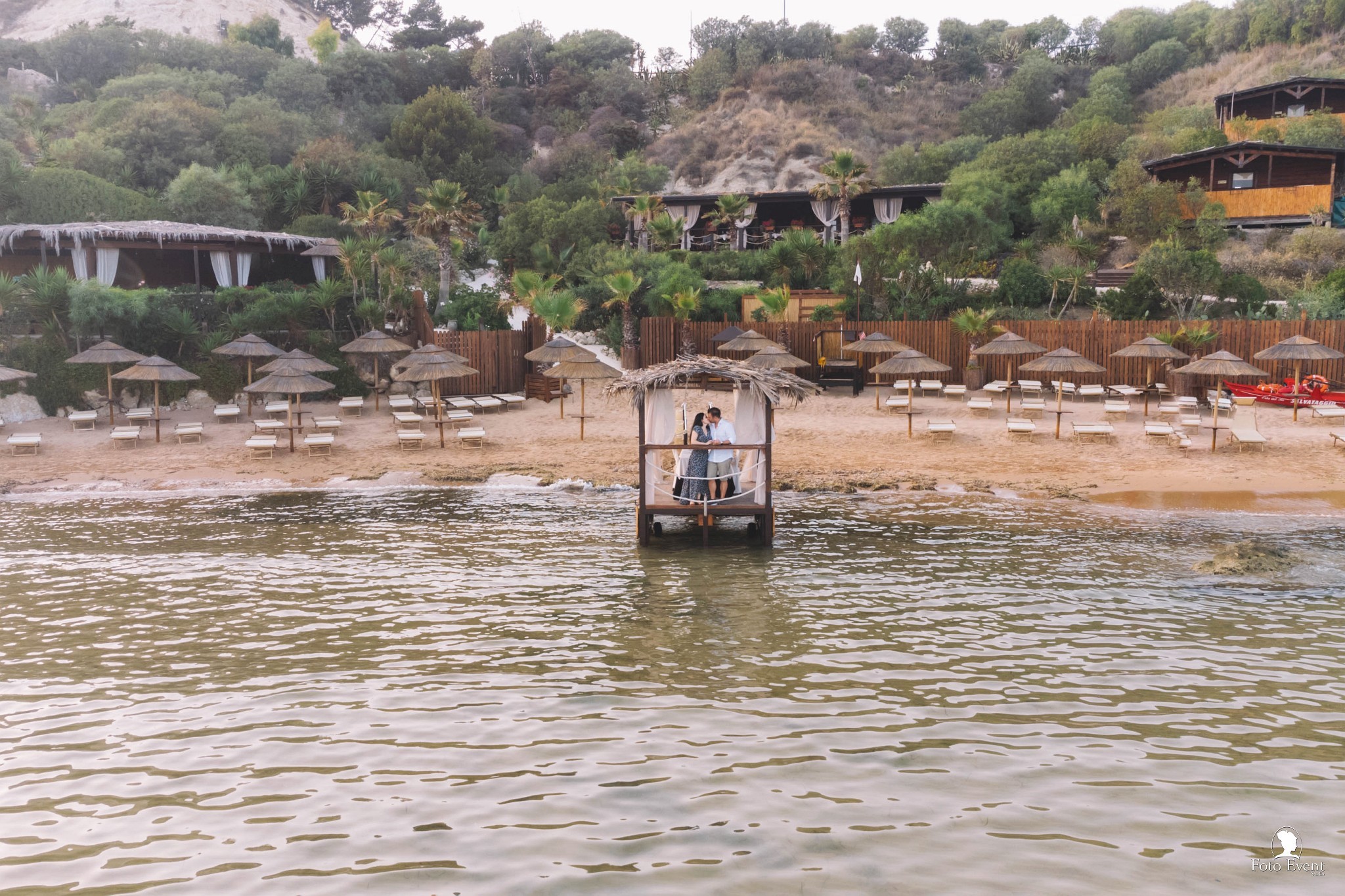 Surprise engagement photo in Sicily – Cala del Re