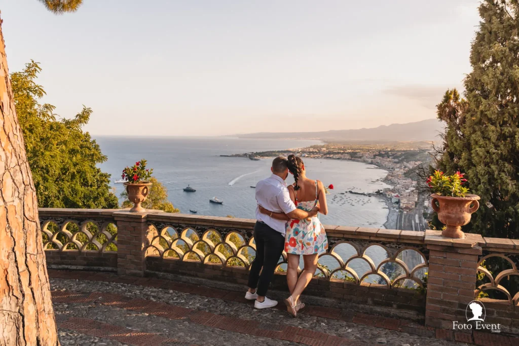 proposta di matrimonio romantica con vista mare nella villa comunale di Taormina - proposta di matrimonio alla villa di taormina