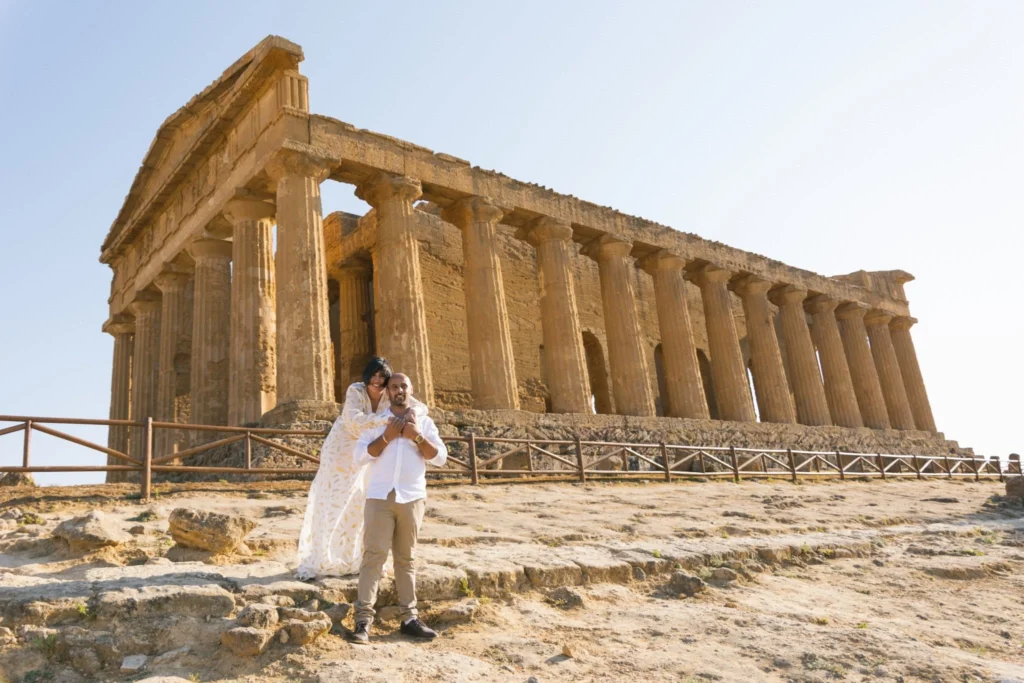 Coppia tra i templi di Agrigento durante l’ora d’oro