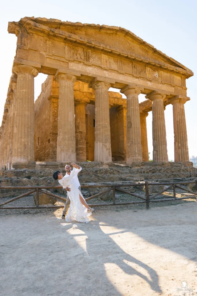 Valle dei Templi di Agrigento al tramonto, colonne illuminate - proposta romantica in sicilia
