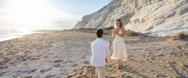Proposta sulla spiaggia in Sicilia: Il “Si” di Julita e Markus
