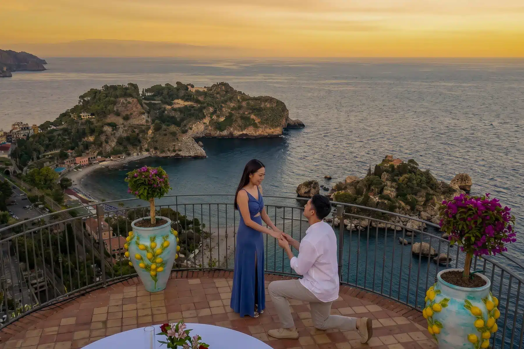momento della proposta al tramonto sulla terrazza del Grand Hotel San Pietro a Taormina