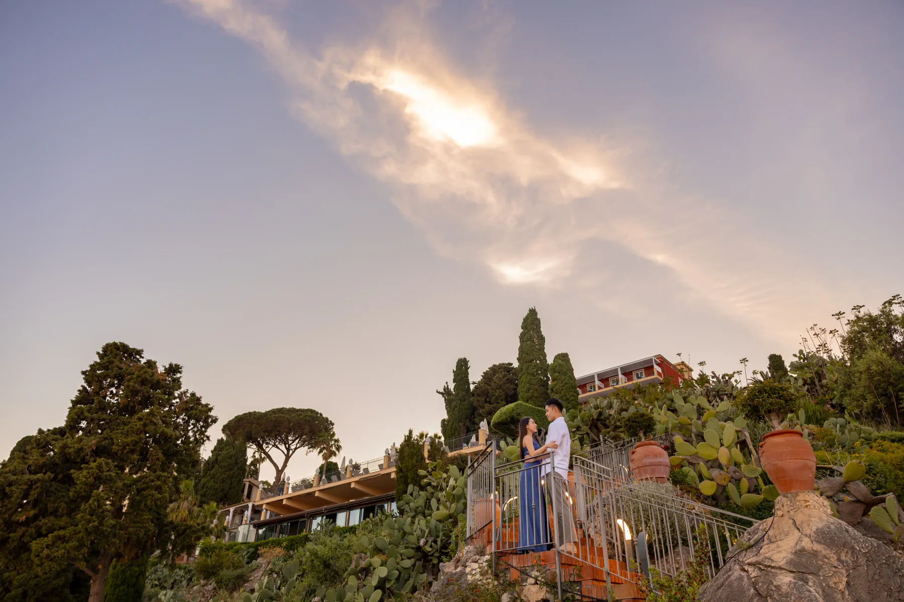 vista della costa di Taormina al tramonto durante una proposta di matrimonio